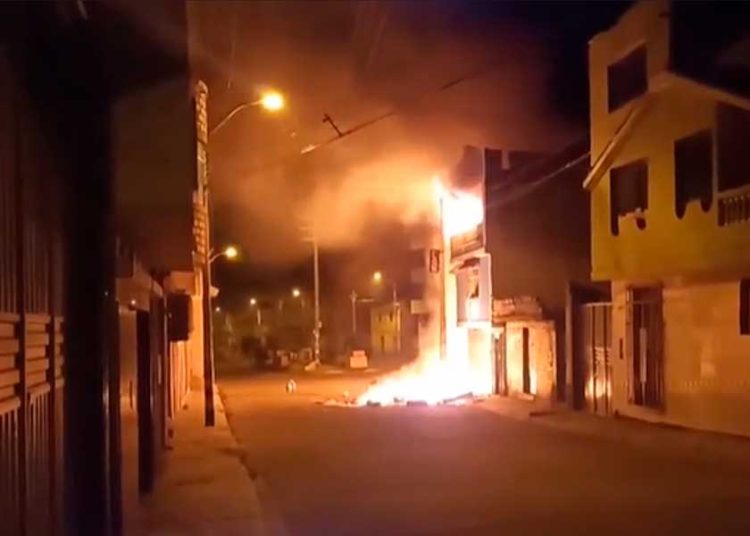 Puno: incendian la casa del congresista Jorge Luis Flores Ancachi - Caretas  Nacional