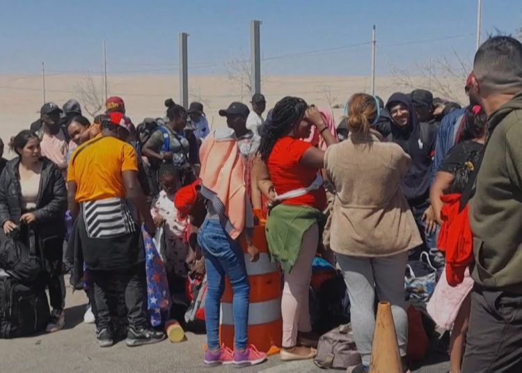 Mininter envía contingente policial al Control Fronterizo de Tacna ante presencia de migrantes procedentes de Chile - Caretas Nacional