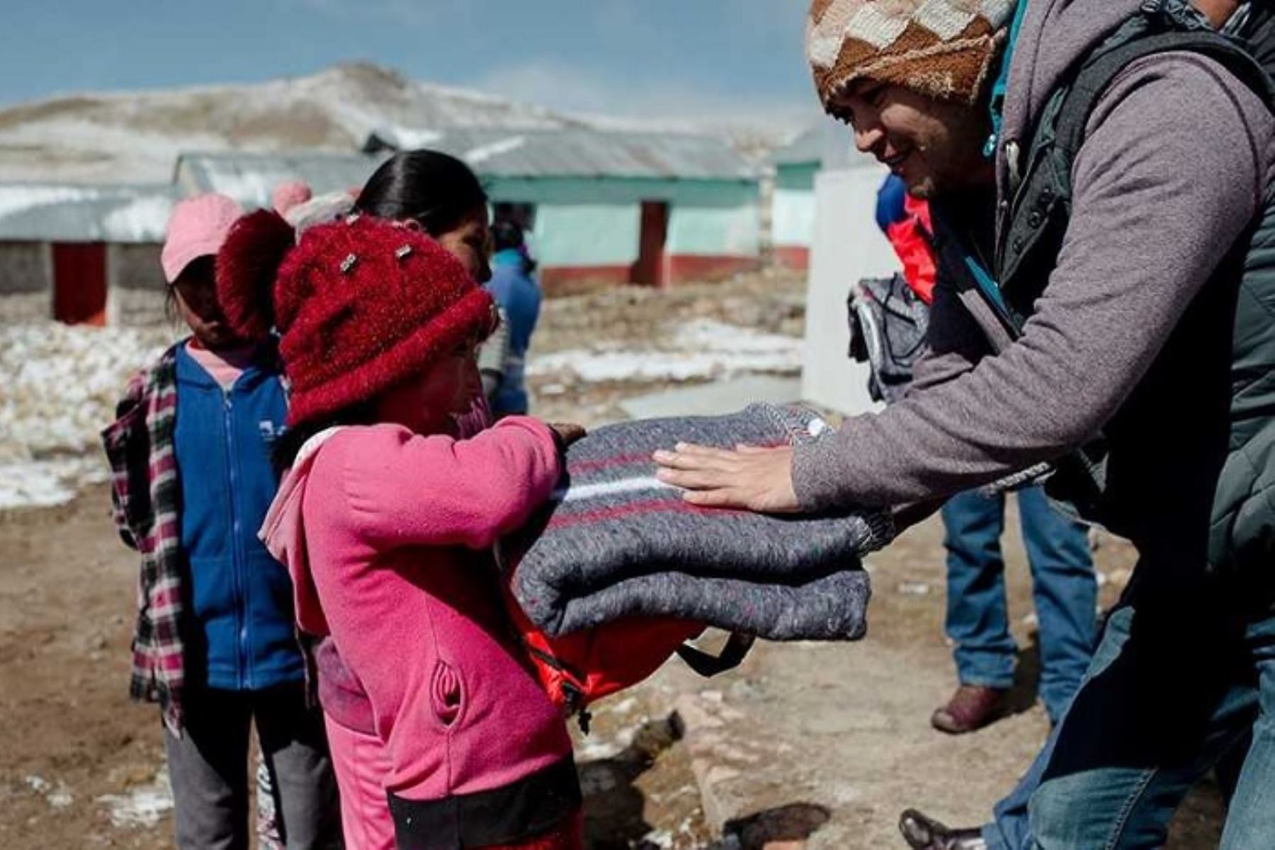 Contraloría alerta que cerca de 30 mil kits de abrigo no fueron distribuidos oportunamente a población ante heladas y friaje