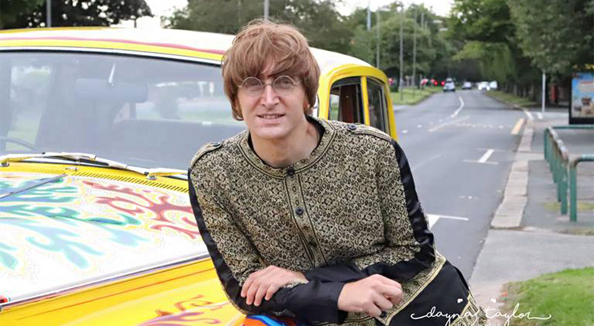 Javier Parisi adopta con mucha naturalidad el estilo de John Lennon.