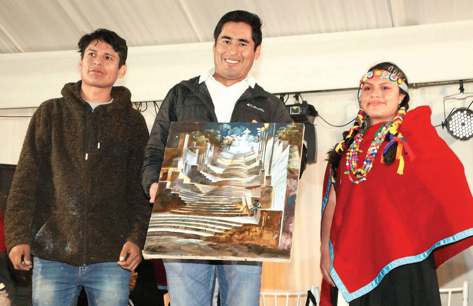 Gobernador Roger Guevara entregando premio a Roni Figueroa de Junín.