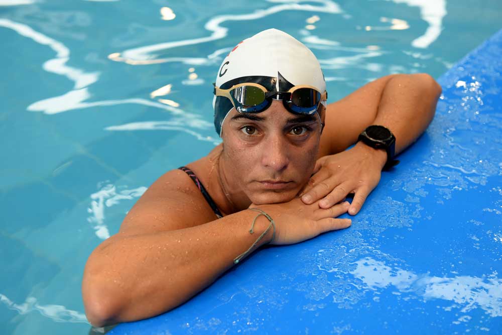 Lorena Costa will swim around the island of Manhattan