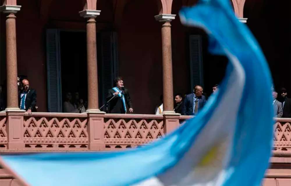 The Argentine Police arrest a man who tried to enter the Government headquarters armed with a machete