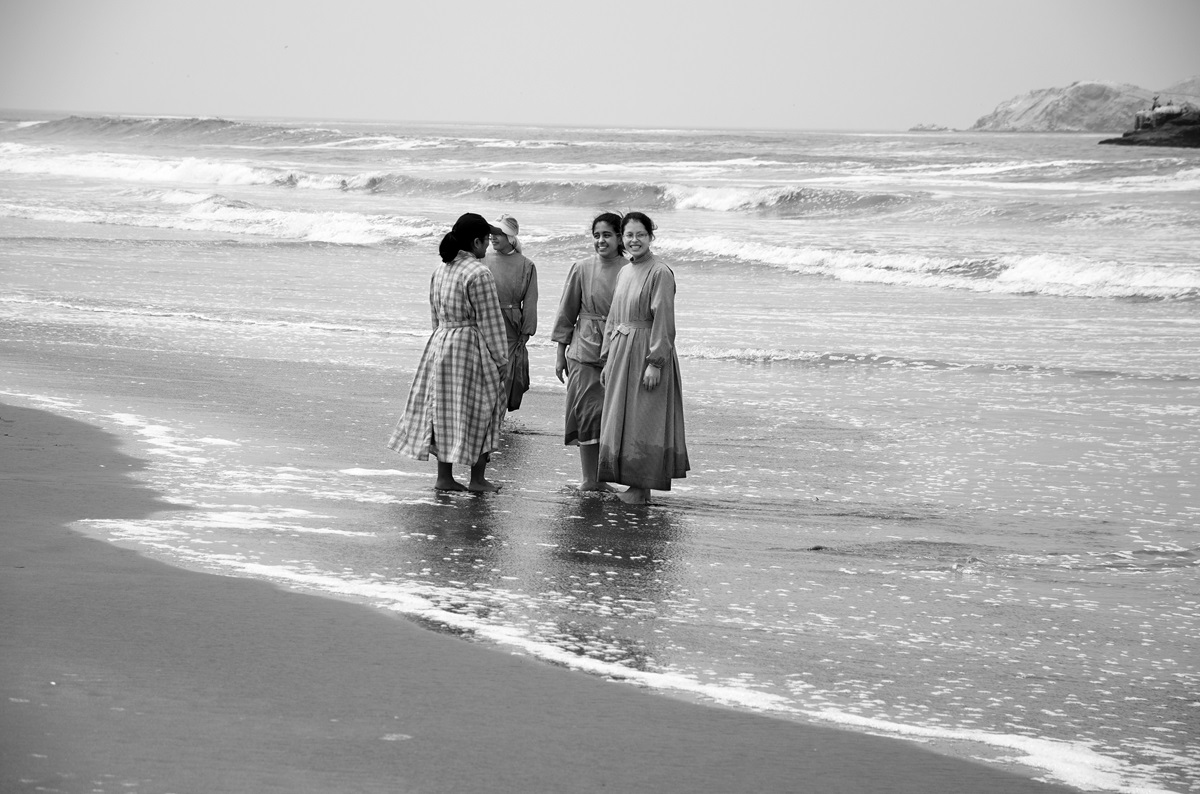 “The Nuns and the Sea”: Sonia Cunliffe breaks stereotypes, providing a photographic exhibition that reveals the humanity and pleasure of life