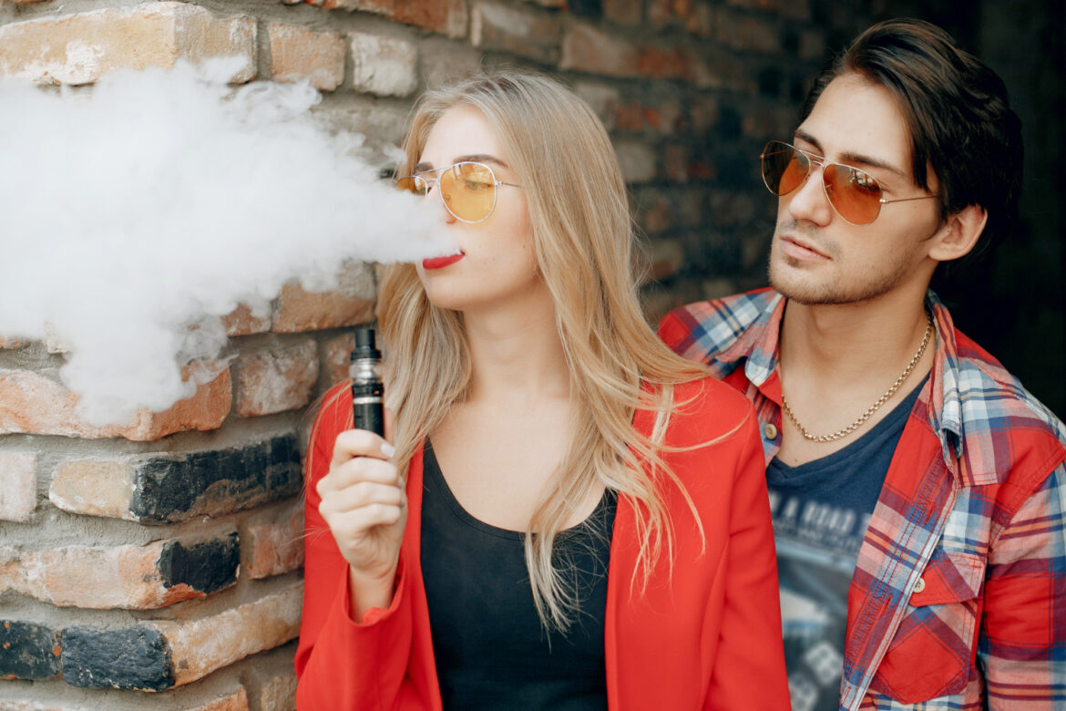 elegante-joven-pareja-vape-ciudad Vapeo