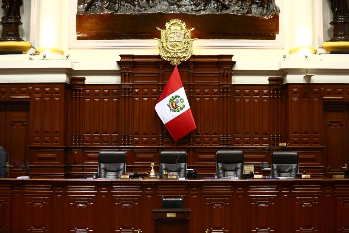 mesa-directiva-vacia-240724