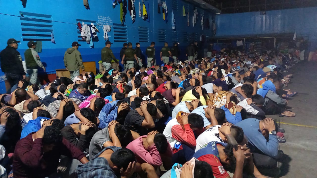 César Acuña exige declarar en emergencia todos los penales del Perú