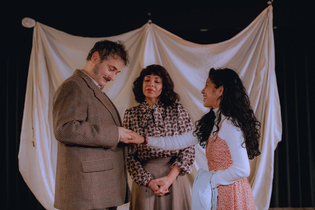 DETRÁS RUGE EL LAGO. RUBEN QUIROZ