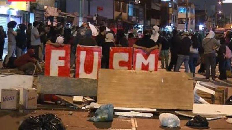 protesta_estudiantil_frente_a_san_marcos_genera_caos_vehicular Un numeroso grupo de estudiantes protestó para exigir la renuncia de la rectora, Jeri Ramón Ruffner.