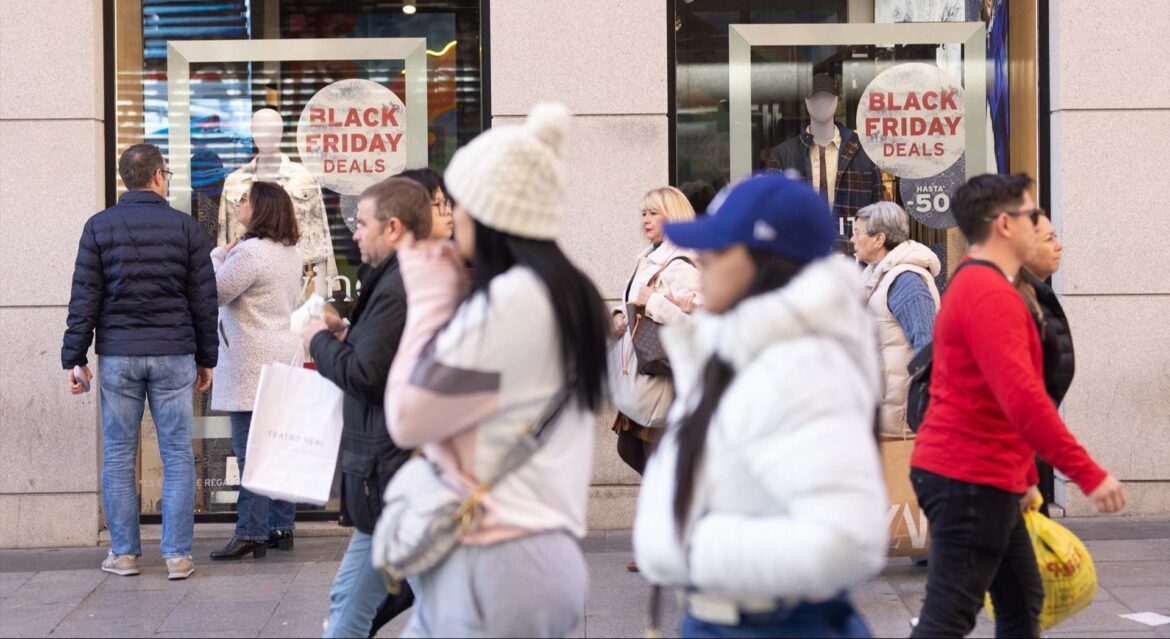 EuropaPress_5597968_escaparate_avisa_descuentos_black_friday_24_noviembre_2023_madrid_espana