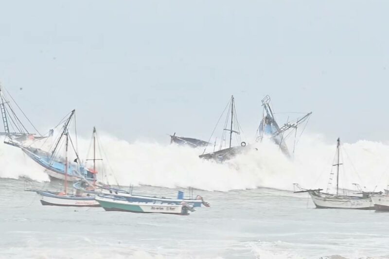 Piura-fuertes-oleajes-pescadores-pierden-todo-800×533