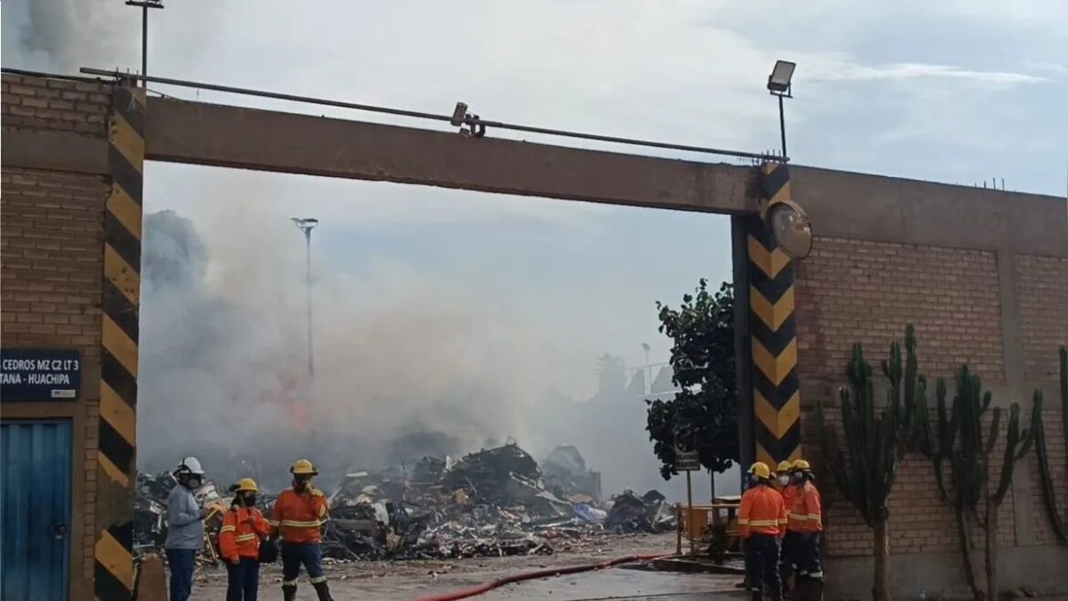 Incendio consumió depósito en Huachipa