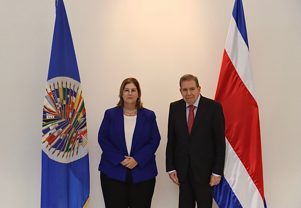La jueza de la Corte IDH, Nancy Hernández López, y Edmundo González Urritia