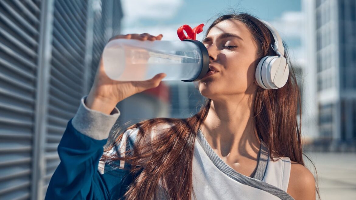 Tomar-agua-o-suero-en-verano