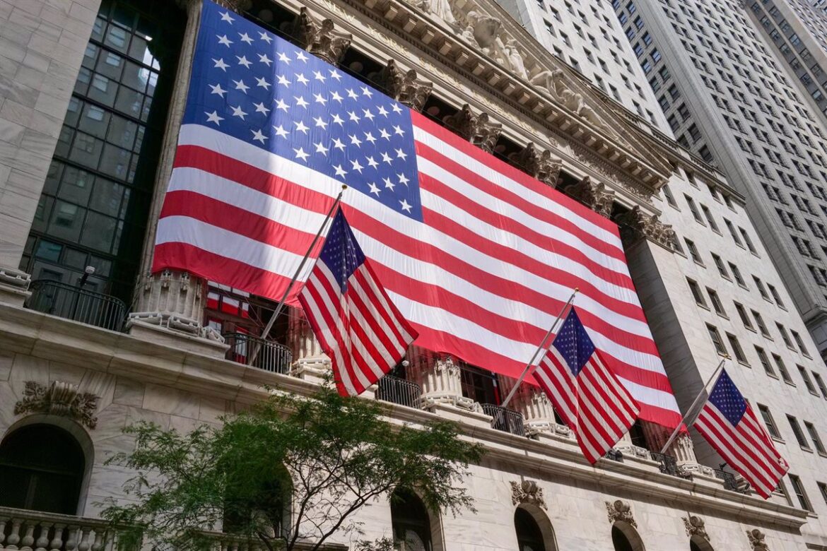 Economía/Bolsa.- Crowdstrike, cuyo fallo informático afecta al mundo, abre en Wall Street con una caída de un 15%