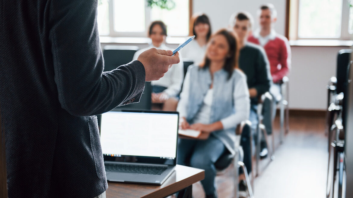 profesor-dictando-clases-con-jovenes