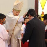 El papa León XIV dando la bendición a devotos durante el contexto de la COVID-19