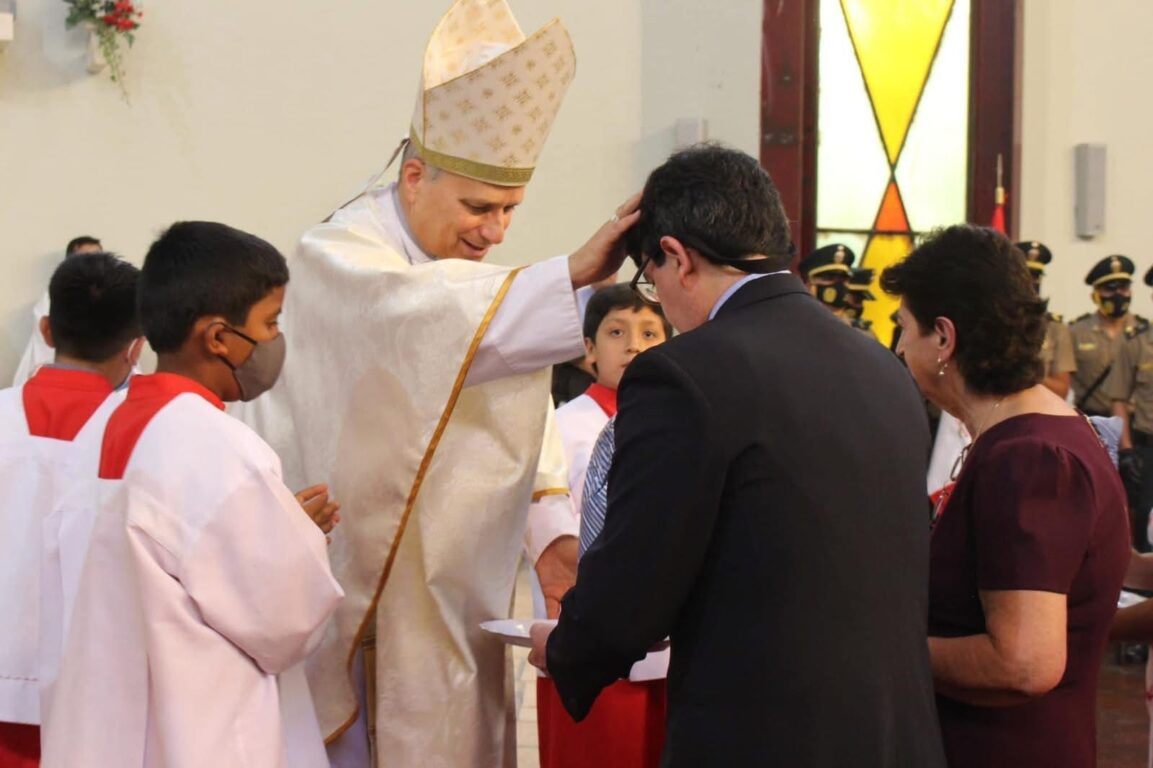 Robert Prevost bendiciendo a devotos durante actividad litúrgica (FOTO: Difusión) 