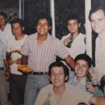 El papa León XIV en su juventud junto a amigos