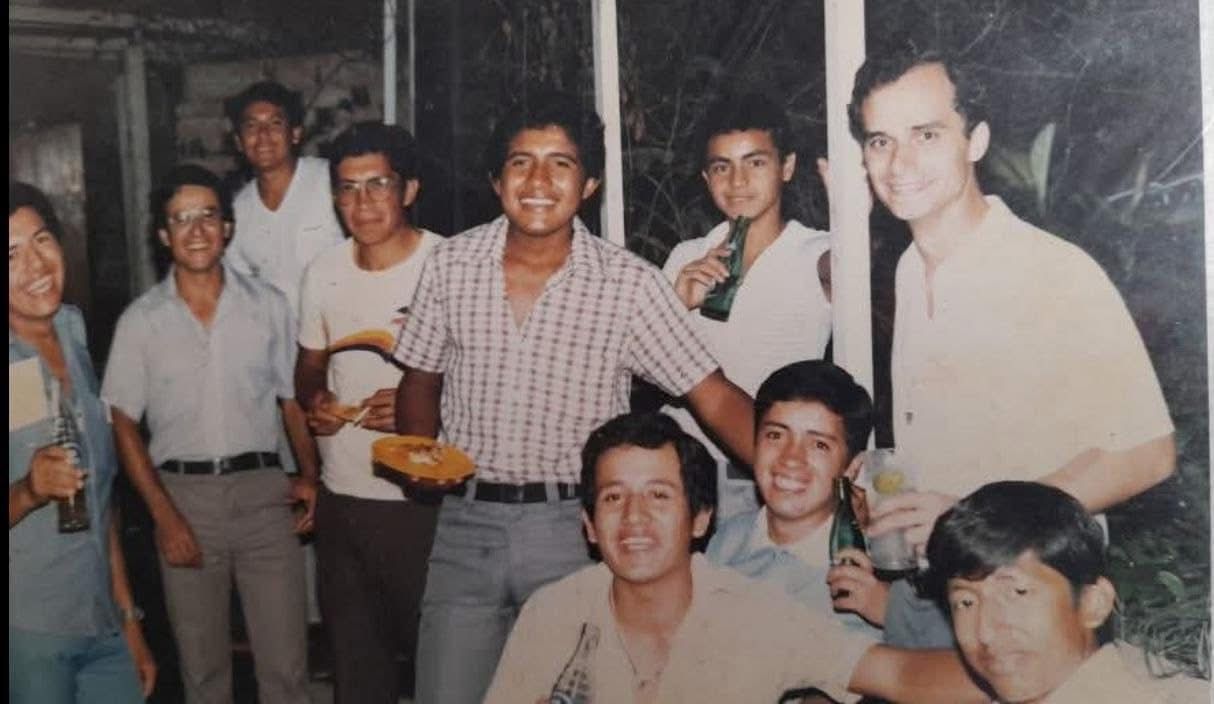 El papa León XIV en su juventud disfrutando con un grupo de amigos (FOTO: Difusión)