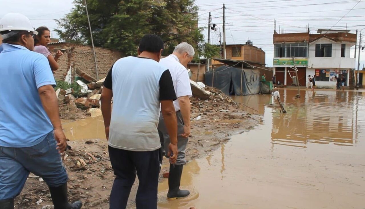 El nuevo papa León XIV visitando las zonas afectadas por el Fenómeno Niño Costero (FOTO: Difusión)