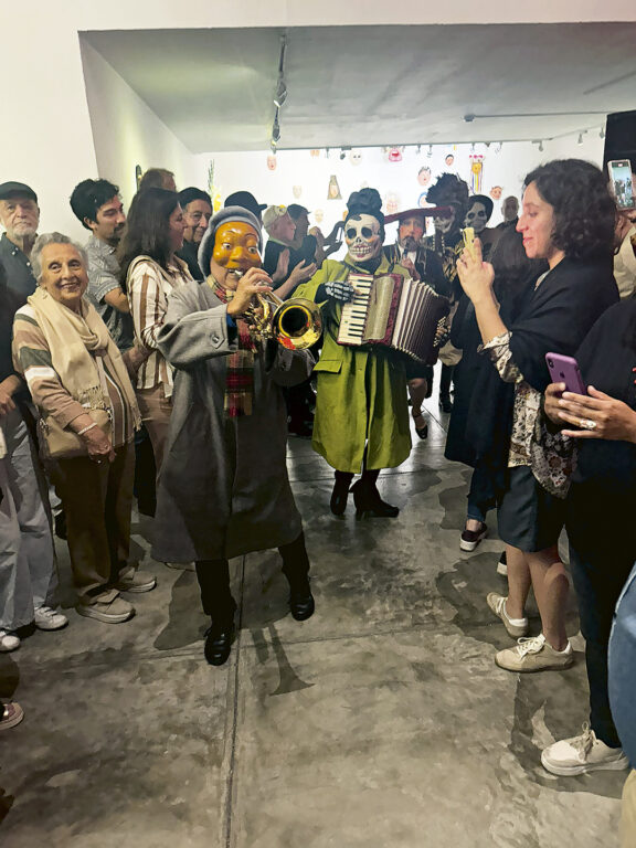 Elenco de Yuyachkani rompiendo el hielo
