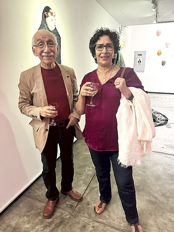 Escritor y cineasta José Carlos Huayhuaca junto a su esposa.