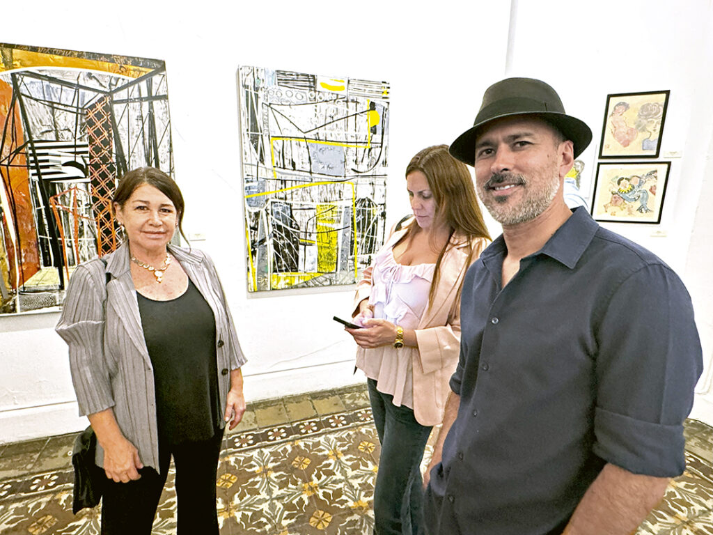 Sara Merel (izq.) tiene actualmente dos exposiciones en Europa.