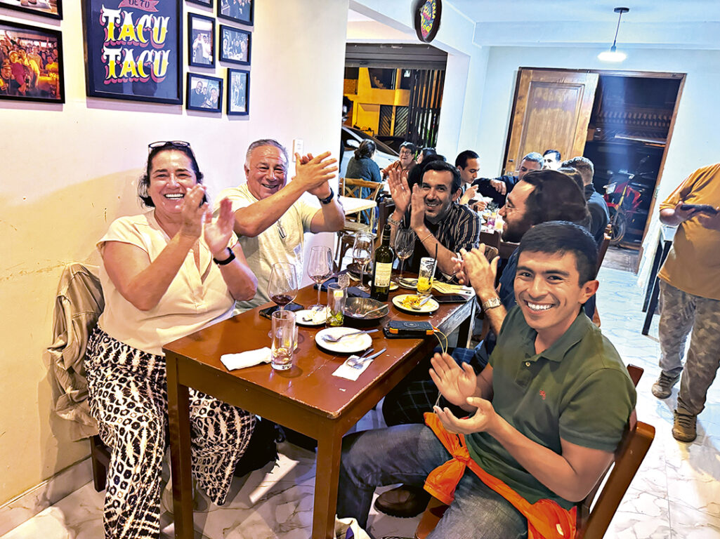 Aplausos para los chefs de la noche desde una mesa de conocedores. Entre ellos el chef Doménico Arrese.