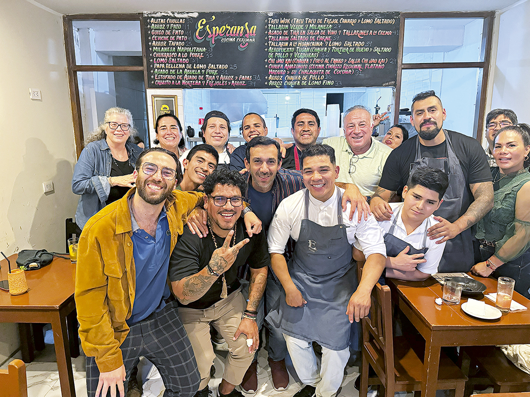 Comensales felices registran la ocasión en La Esperanza.