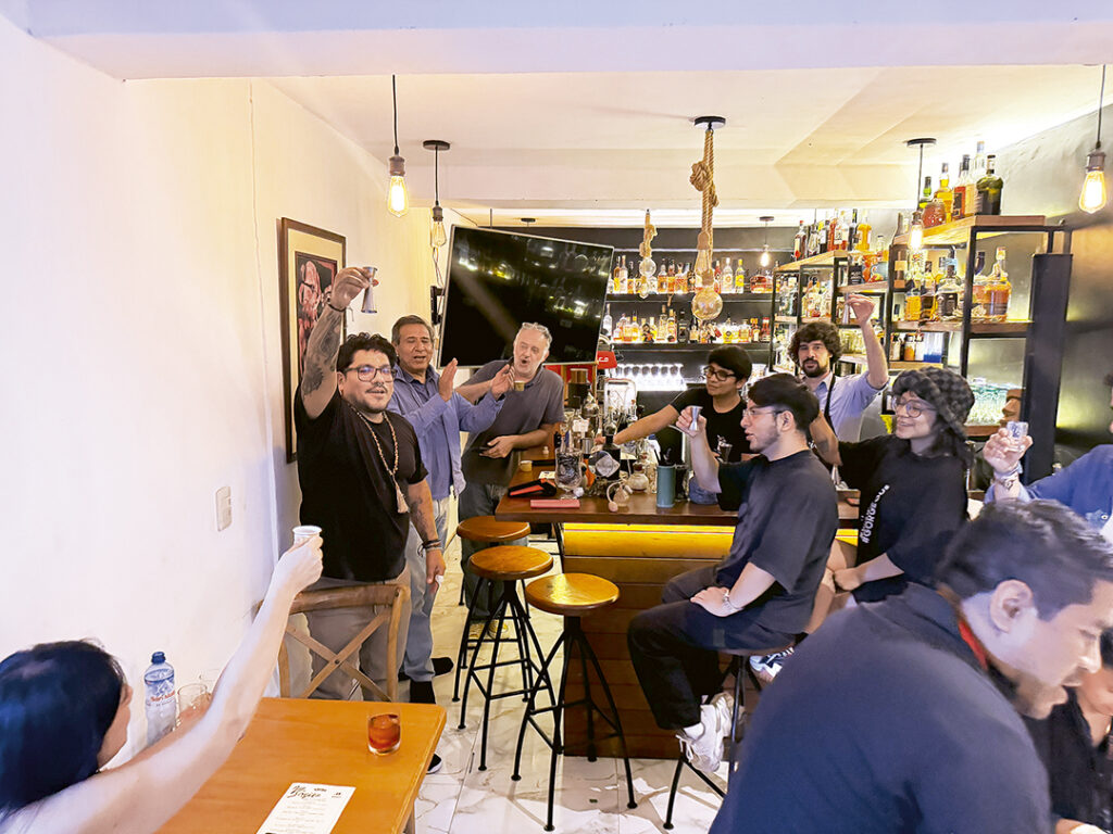 Omar López brinda antes de partir a Florida, EE. UU.