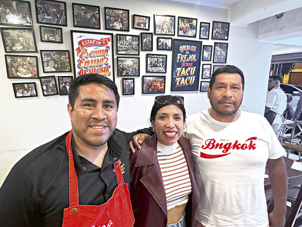 Abel y José, flanqueando a su hermana Milagros, que actualmente trabaja como pastelera con el chef español Jordi Roca en Barcelona.