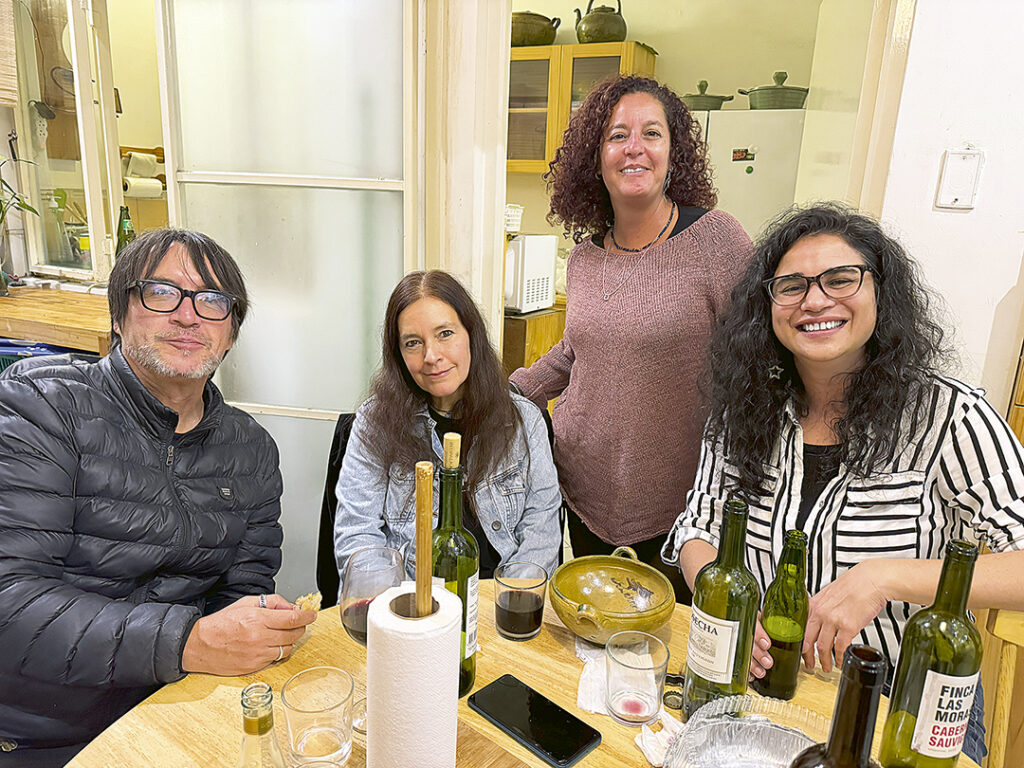 Guillermo Figueroa, tutor de OP, su esposa Roxana Días Costa. De pie Lucía Brondi y Vesna Villafuerte.