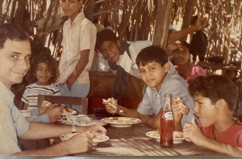 Robert Prevost durante sus años de juventud acompañando a niños (FOTO: Difusión)