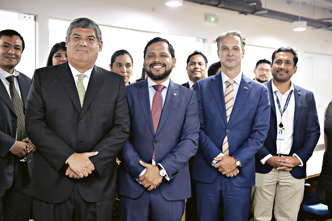 El embajador de los Países Bajos en Perú, Alexander Kofman, junto a representantes de Royal HaskoningDHV y autoridades durante la inauguración de la nueva sede regional en Lima.