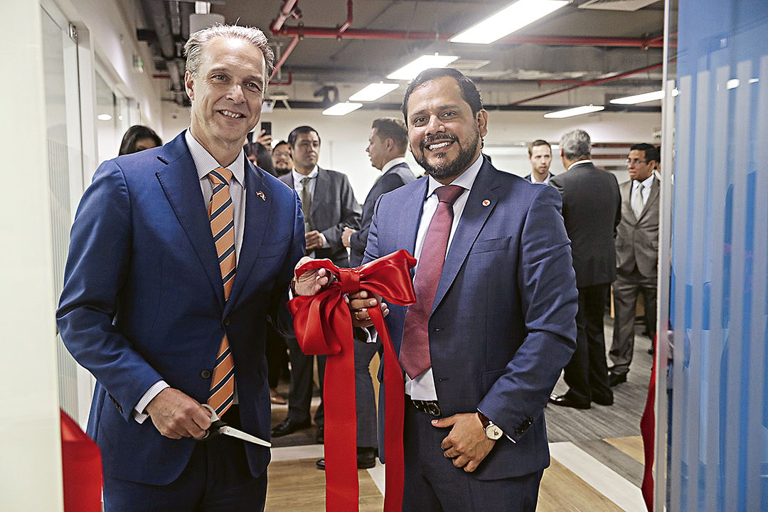 El embajador Alexander Kofman y Leonardo Tello del Pino, director de Royal HaskoningDHV LATAM, durante el corte de cinta simbólico de la nueva oficina.