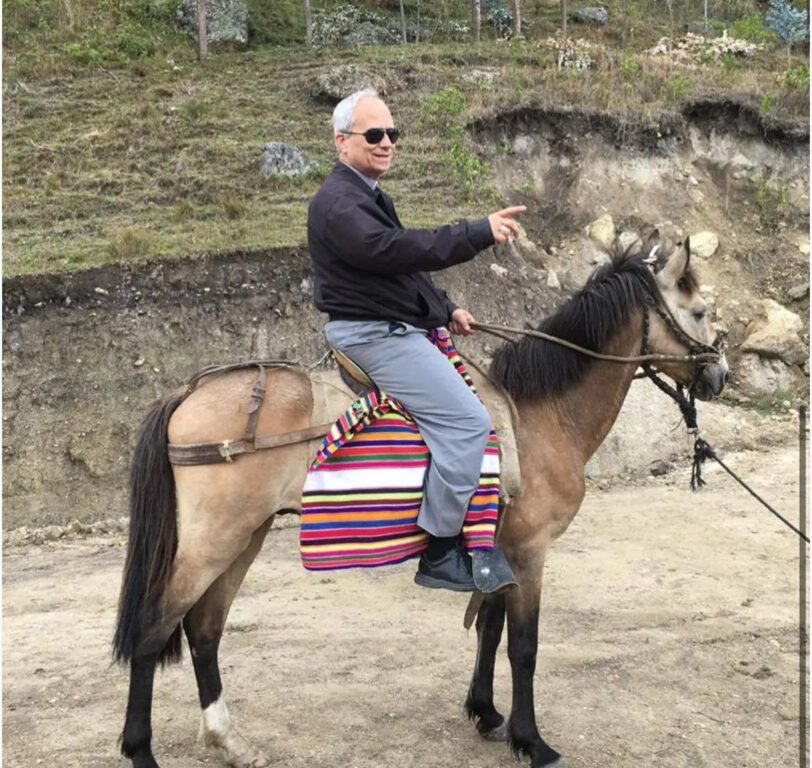 El papa León XIV montando a caballo (FOTO: difusión)
