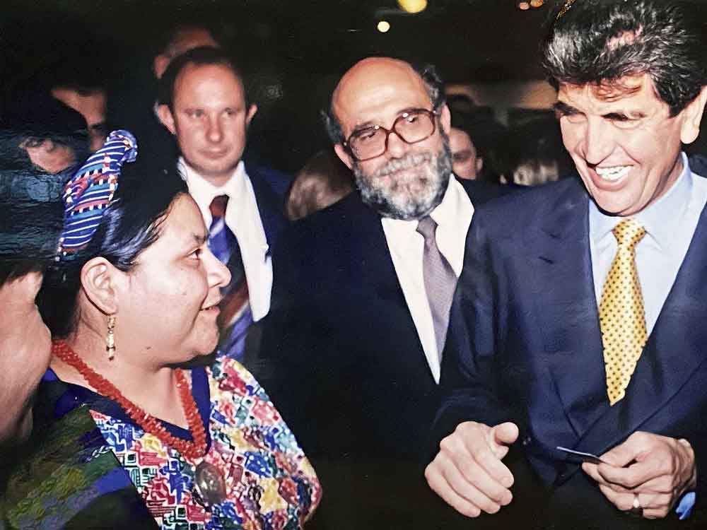 German Carnero con Rigoberta Menchu
