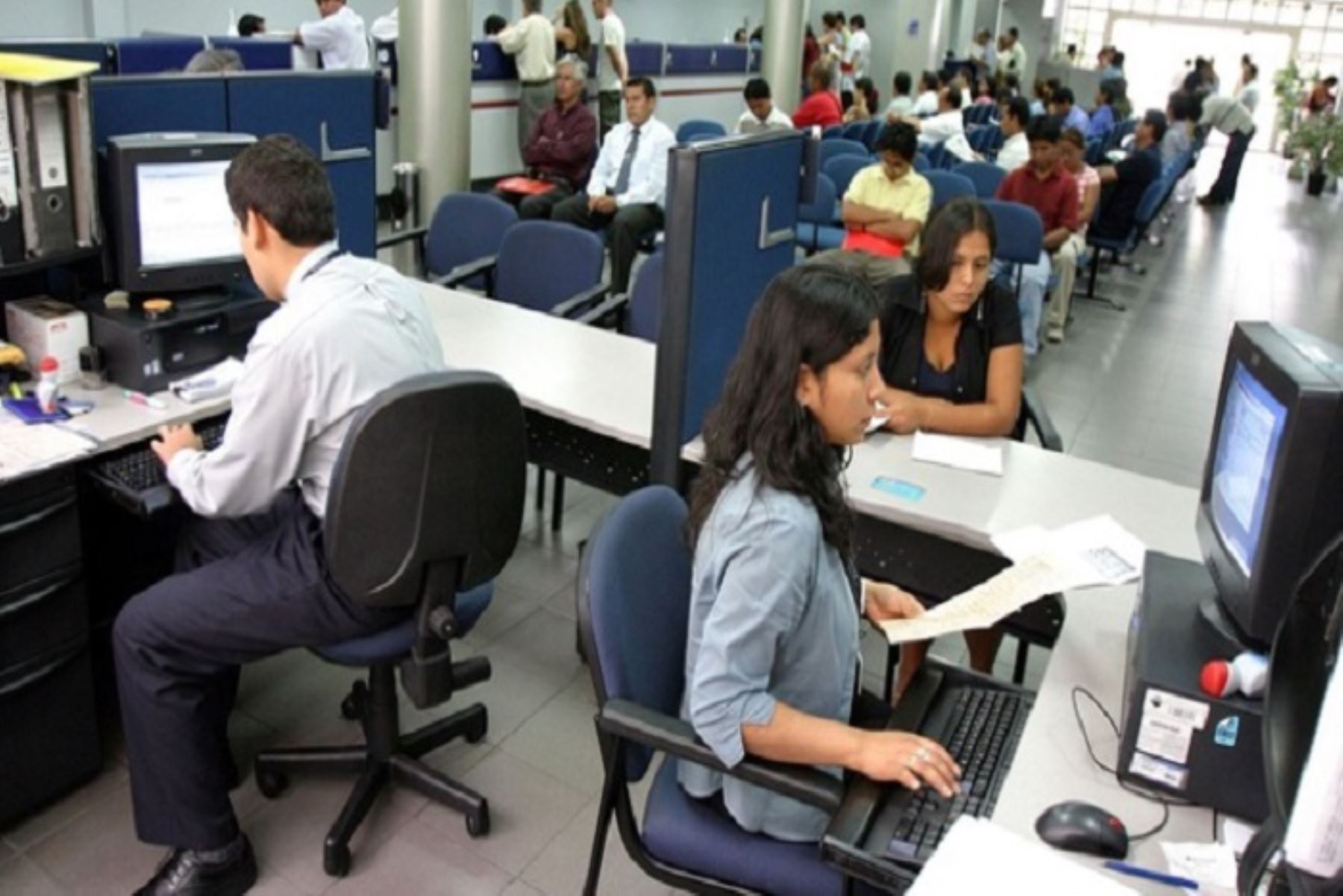 Congreso aprueba beneficios laborales para trabajadores CAS - Caretas Política