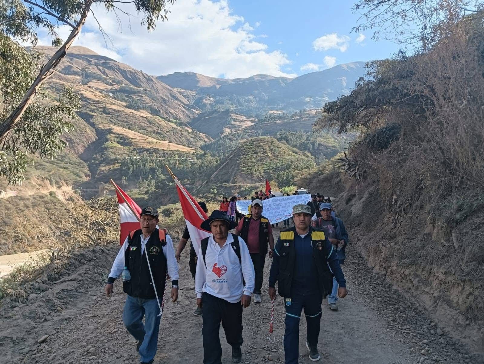 Alcalde de Pataz avanza en su “caminata de sacrificio” para exigir obras al Gobierno Central