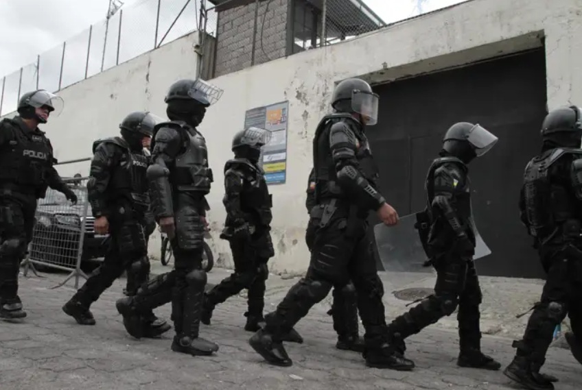 El ministro de Defensa de Ecuador lidera una “intervención militar masiva” en una cárcel de Guayaquil
