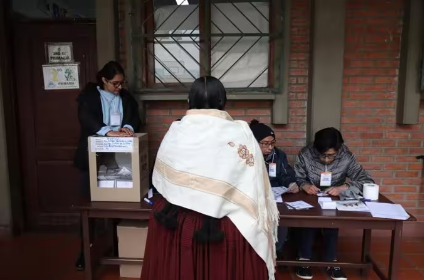 El TSE de Bolivia advierte de “consecuencias legales y económicas” para quienes no voten en la segunda vuelta