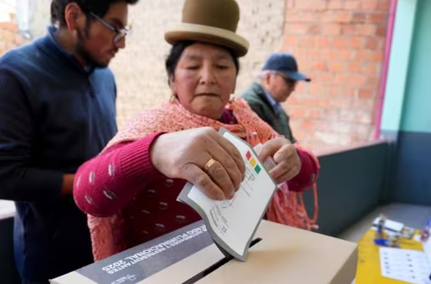 Una Bolivia en crisis pone rumbo hacia la derecha en una segunda vuelta electoral sin el MAS 20 años después