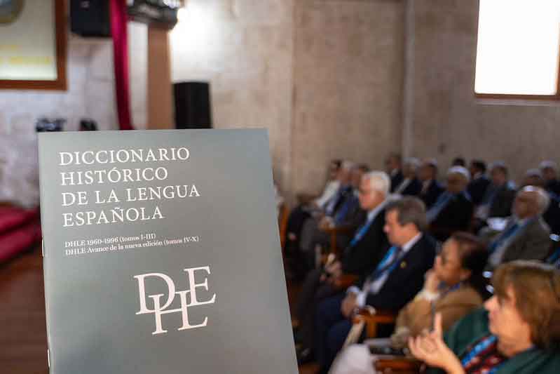 “Nunca más habrá uno en papel”: la RAE presenta en Arequipa el Diccionario Histórico de la Lengua Española