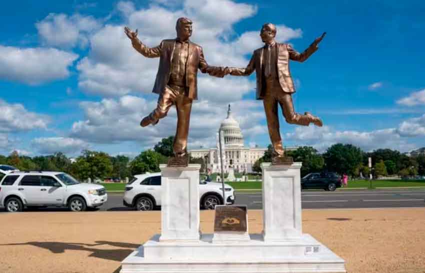 estatua de trump y epstein