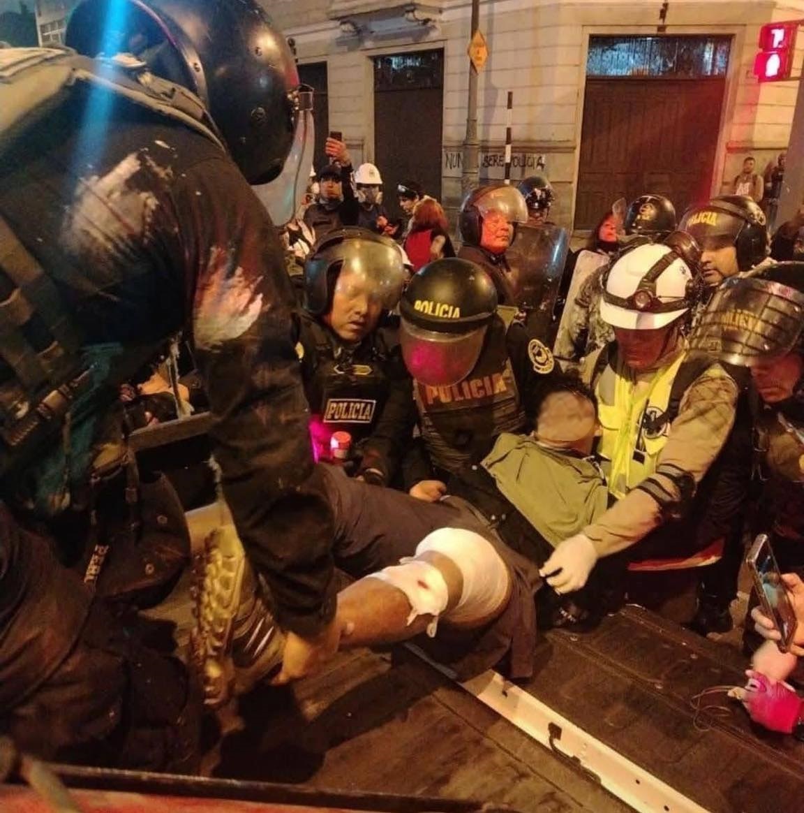Joven queda en coma tras violenta represión policial durante marcha contra el gobierno de Jerí