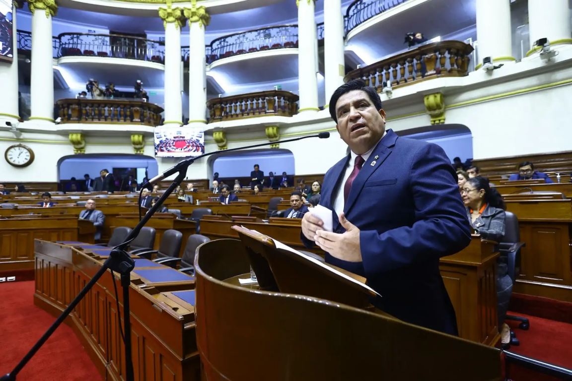 Ministro Tiburcio exhorta a esclarecer responsabilidades por asesinato de manifestante durante protestas en Lima