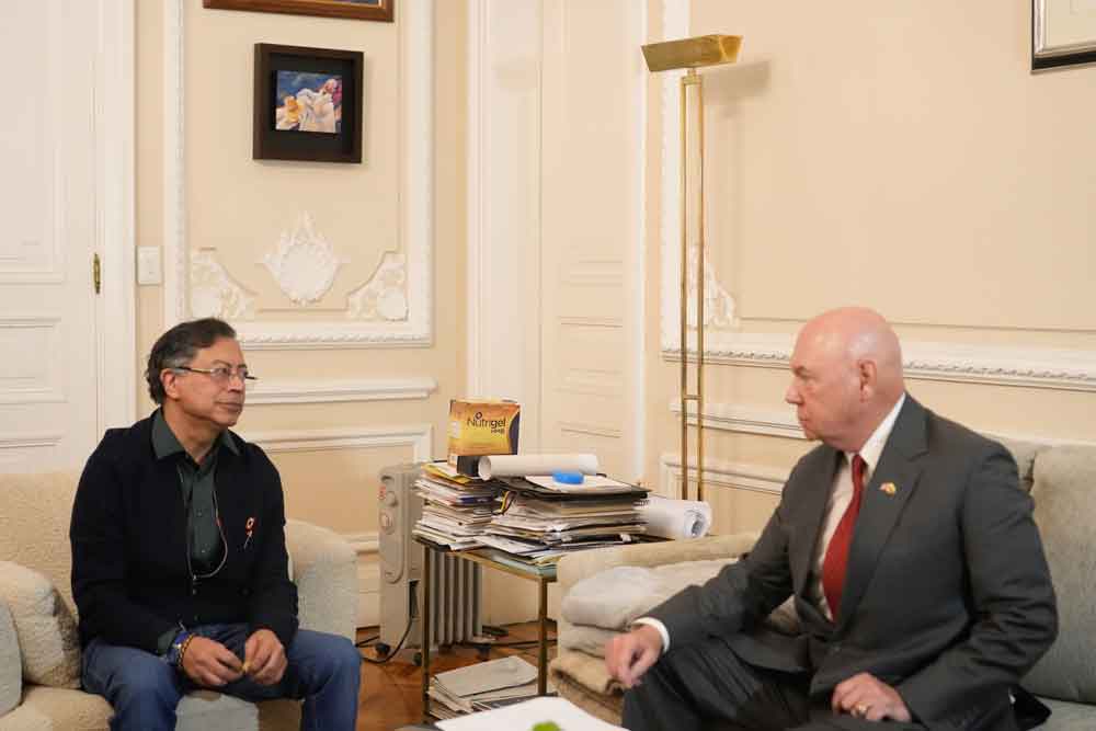 Gustavo Petro y John McNamara