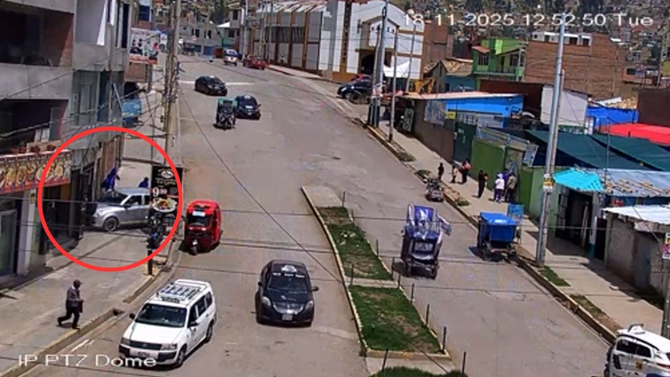 Mujer pierde el control de su auto y se empotra contra pollería en ...