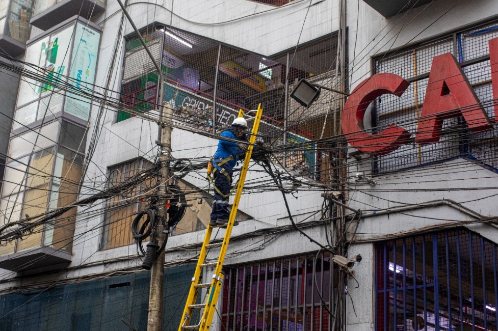 retiran cables en el centro de lima
